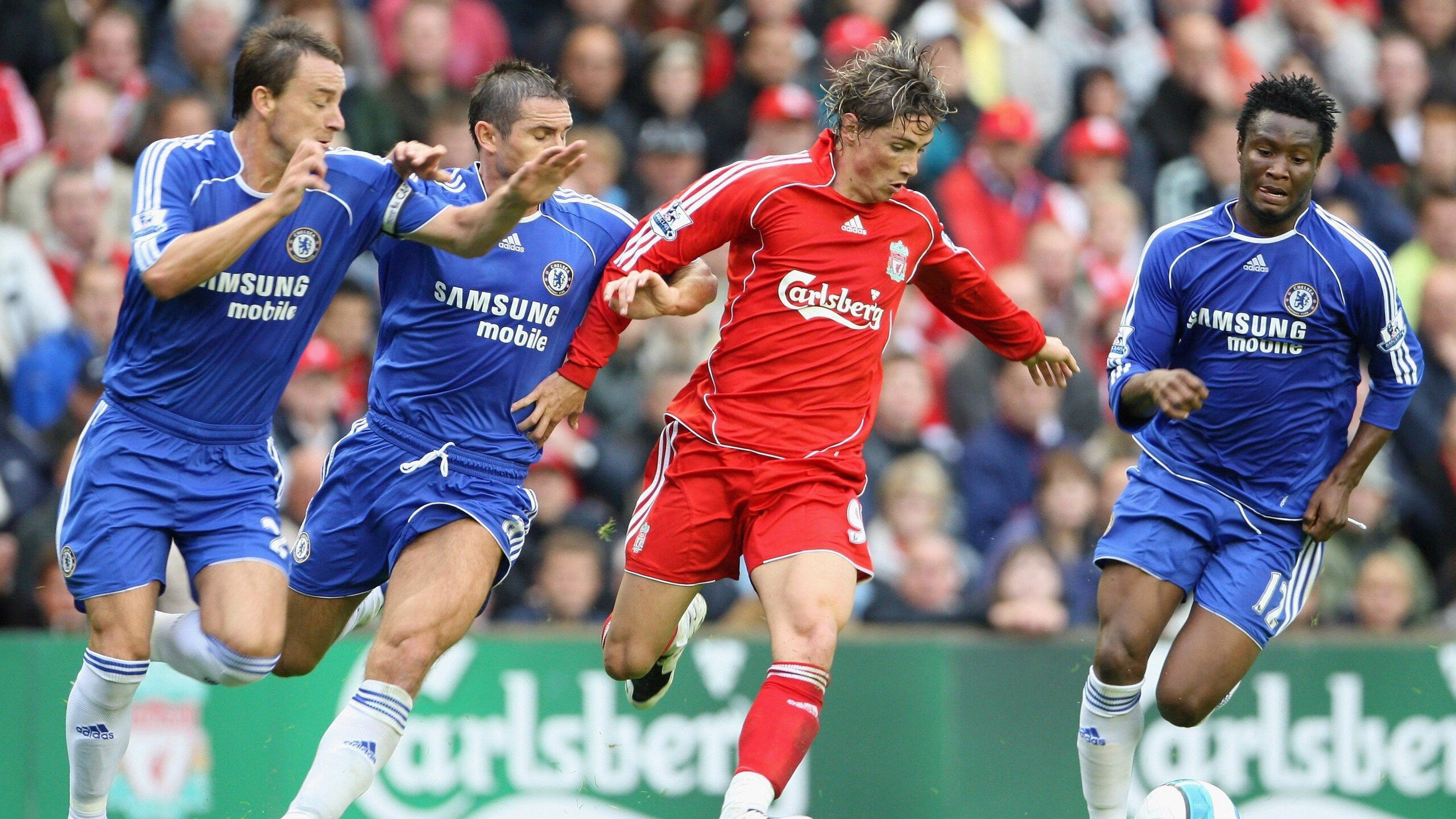 冰球联赛激战正酣，豪门对决引爆球迷热情，新秀表现抢眼